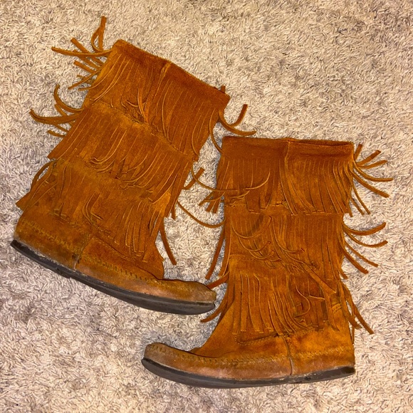 Minnetonka women’s 3 layer fringe boot - Picture 1 of 3
